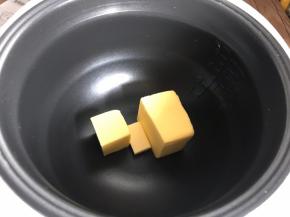 电饭煲插上电源，按快煮键，放入黄油