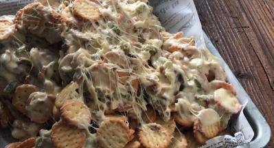 倒入铺好油纸的盘中，再揉匀点