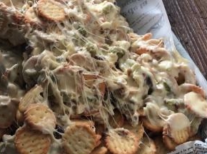 倒入铺好油纸的盘中，再揉匀点