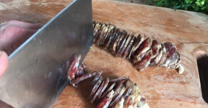 香肠洗净切薄片