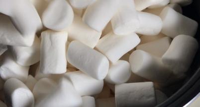 加入棉花糖盖上盖子焖几分钟