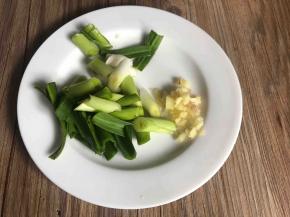 把蒜末和姜末洗净备好