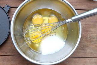 鸡蛋敲入盆中，加入玉米油、盐和细砂糖