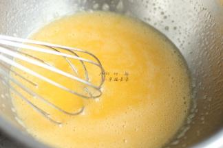 用蛋抽搅拌均匀，玉米油乳化、细砂糖溶解即可