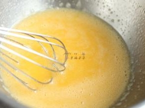 用蛋抽搅拌均匀，玉米油乳化、细砂糖溶解即可