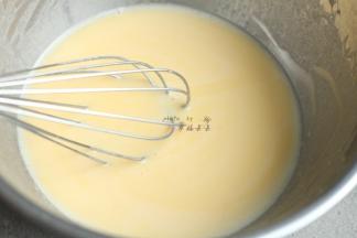 搅拌均匀的面糊状态应该是拎起蛋抽呈流水线状滴落（因为鸡蛋大小不一，如果制作好的面糊较浓稠，可以再添加少量牛奶或水调至如图的稀面糊状态）