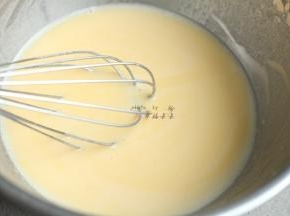 搅拌均匀的面糊状态应该是拎起蛋抽呈流水线状滴落（因为鸡蛋大小不一，如果制作好的面糊较浓稠，可以再添加少量牛奶或水调至如图的稀面糊状态）