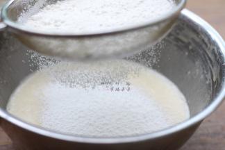 过筛加入低筋面粉