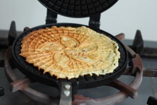 打开蛋卷模，蛋卷已经烤透了