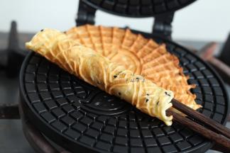 立即趁热用筷子将蛋卷卷起，凉了就变硬卷不起来了