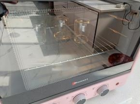 装菠萝酱的瓶子提前清洗干净，放烤箱里高温消毒