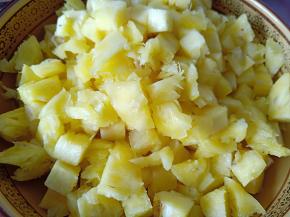 菠萝一颗切大块，一颗切小块（我买的去皮菠萝）