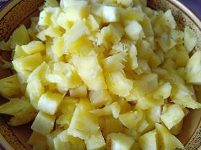 菠萝一颗切大块，一颗切小块（我买的去皮菠萝）