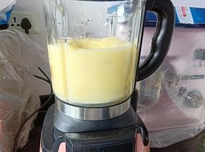 将大块的菠萝放破壁机里打成菠萝汁
