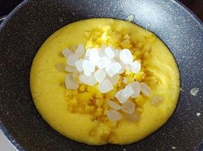 将菠萝汁，菠萝块和冰糖一起倒入不粘锅中，中火熬至煮开