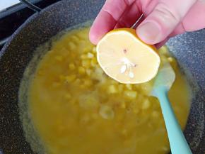 冰糖融化后，挤入半颗柠檬汁，转小火慢慢熬至，需不停地搅拌哦