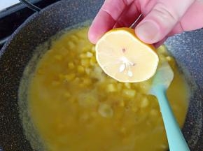 冰糖融化后，挤入半颗柠檬汁，转小火慢慢熬至，需不停地搅拌哦