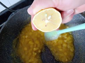 熬至菠萝汁浓稠后挤入剩下的柠檬汁，收干水分后趁热装入无油无水的瓶中