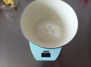 将酥粒材料中除黄油外的材料混合均匀