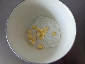 将冷藏后的黄油切成小块加入