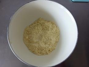 戴一次性手套，利用指尖将黄油与面粉等捏散，搓成酥粒，没有大块的黄油即可，做好后放冰箱冷冻