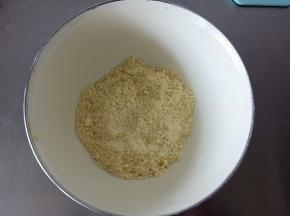 戴一次性手套，利用指尖将黄油与面粉等捏散，搓成酥粒，没有大块的黄油即可，做好后放冰箱冷冻