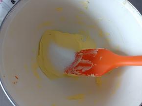 软化后的黄油压成泥状，分两次倒入细砂糖，压拌均匀即可