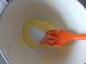 软化后的黄油压成泥状，分两次倒入细砂糖，压拌均匀即可