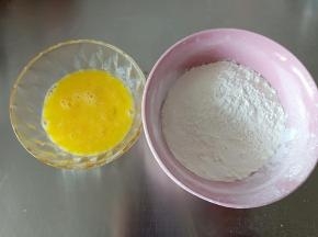 鸡蛋打散，低粉和泡打粉混合提前过筛