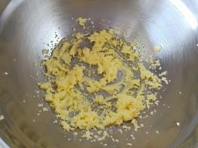 将黄油用打蛋器打发至颜色发白，体积膨胀