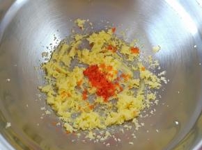 削入橙子皮，搅拌几下即可(只用表皮部分，橙子提前用盐搓洗干净)