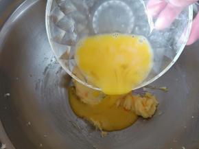 分2-3次加入蛋液，每一次都要打发均匀后再加