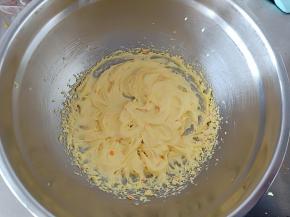 全部加入打发均匀后的状态，表面有光泽而且有明显的纹路