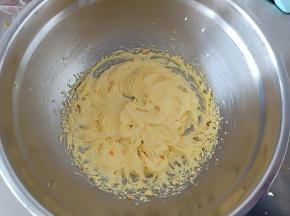 全部加入打发均匀后的状态，表面有光泽而且有明显的纹路