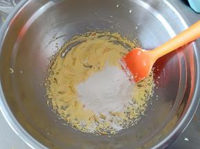 加入1/3混合后的低粉压拌至无明显的干粉