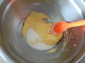 倒入一半牛奶，搅拌均匀