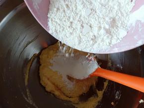 再加入剩余的1/2低粉压拌至无明显干粉