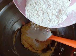 再加入剩余的1/2低粉压拌至无明显干粉