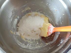 再将剩余的低粉全部倒入，大致翻拌均匀即可，切勿过度搅拌