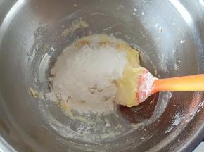 再将剩余的低粉全部倒入，大致翻拌均匀即可，切勿过度搅拌