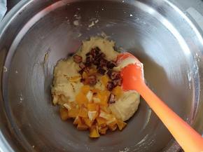 预留一部分橙子丁和巧克力碎后倒入面糊中，搅拌几下