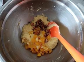 预留一部分橙子丁和巧克力碎后倒入面糊中，搅拌几下