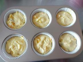 倒入模具，将表面稍微刮平整