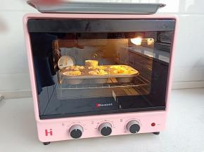 放入预热好的烤箱，180度烤50分钟(个人喜欢外皮烤的焦一点，吃起来外酥里嫩，口感特别好)