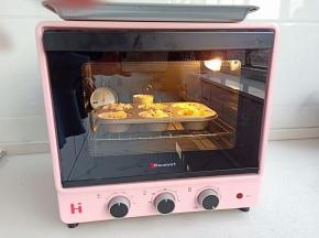 放入预热好的烤箱，180度烤50分钟(个人喜欢外皮烤的焦一点，吃起来外酥里嫩，口感特别好)