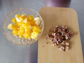 橙子切小块，巧克力切小块