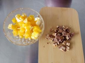 橙子切小块，巧克力切小块