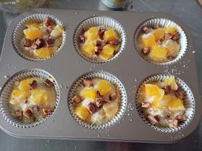 将之前预留的橙子丁和巧克力碎放上去做装饰