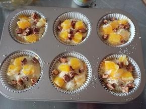 将之前预留的橙子丁和巧克力碎放上去做装饰