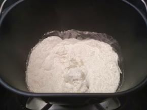 1.	先将牛奶和鸡蛋倒入面包机里，在对角放糖和盐，接着把高筋面粉倒入面包机，中间放上酵母，揉成面团后，放入软化的黄油揉至可以拉出大片薄膜为止，